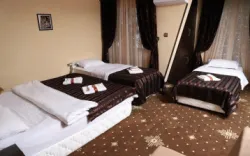 هتل پارلا آستارا - اتاق 4 تخته (1 تخت 2 نفره و 2 تخت 1 نفره)