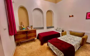 اقامتگاه سنتی خانه ترنج سمنان - اتاق 3 تخته (1 تخت 2 نفره 1 تخت 1نفره)