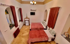اقامتگاه سنتی خانه ترنج سمنان - اتاق 3 تخته (1 تخت 2 نفره 1 تخت 1نفره)
