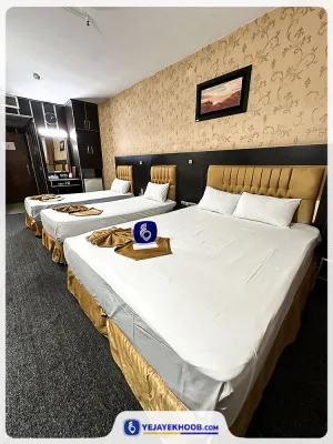 هتل قصر نیلی مشهد - اتاق 4 تخته (1 تخت 2 نفره و 2 تخت 1 نفره)