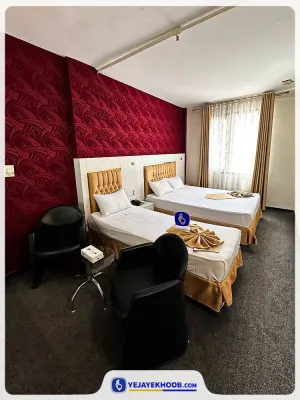 هتل قصر نیلی مشهد - اتاق 3 تخته (1 تخت 2 نفره و 1 تخت 1 نفره)