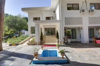 مهمانسرا جهانگردی شاهرود - نمای بیرونی 