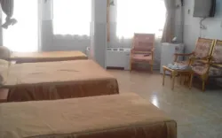 هتل بهجت میبد - اتاق 4 تخته (1 تخت 2 نفره 2 تخت 1 نفره)