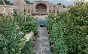 اقامتگاه بومگردی سرای جهانگرد مهریز - نمای محوطه 