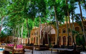 اقامتگاه سنتی باغ خوشنویس مهریز - نمای محوطه 