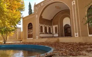 اقامتگاه سنتی باغ خوشنویس مهریز - نمای محوطه 