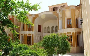 هتل تاریخی خانه آقازاده ابرکوه - نمای محوطه 