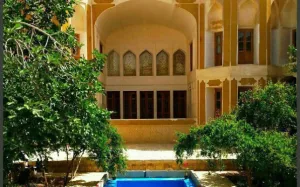 هتل تاریخی خانه آقازاده ابرکوه - نمای محوطه 