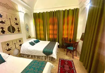 اقامتگاه سنتی عمارت قجری ابرکوه - اتاق 3 تخته (1 تخت 1 نفره 1 تخت 2 نفره)