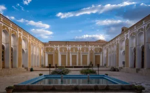 اقامتگاه سنتی عمارت قجری ابرکوه - نمای بیرونی 