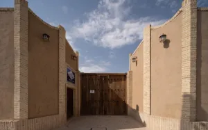 اقامتگاه سنتی عمارت قجری ابرکوه - نمای بیرونی 