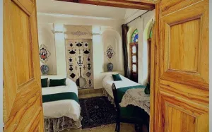 اقامتگاه سنتی عمارت قجری ابرکوه - اتاق 3 تخته (1 تخت 2 نفره 1 تخت 1ن فره)