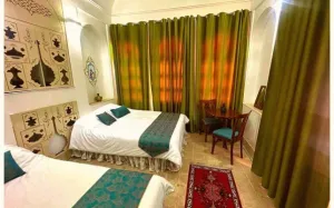 اقامتگاه سنتی عمارت قجری ابرکوه - اتاق 3 تخته (1 تخت 2 نفره 1 تخت 1 نفره)