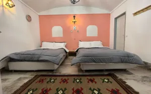 اقامتگاه بومگردی شمس العماره فردوس - اتاق 4 تخته (2 تخت 2 نفره)