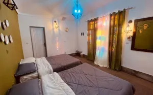 اقامتگاه بومگردی شمس العماره فردوس - نمای اتاق
