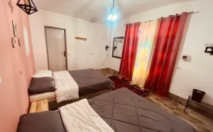 اقامتگاه بومگردی شمس العماره فردوس - نمای اتاق 