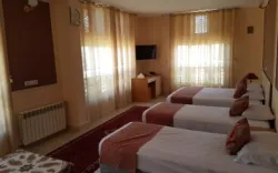 هتل ابیانه ابیانه - اتاق 4 تخته (1 تخت 2 نفره 2 تخت 1 نفره)
