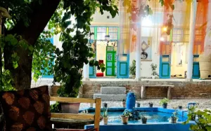 اقامتگاه بومگردی سرای کربلایی فریدون گلپایگان - نمای محوطه