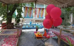 اقامتگاه بومگردی سرای کربلایی فریدون گلپایگان - نمای محوطه 