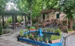 اقامتگاه بومگردی سرای کربلایی فریدون گلپایگان - نمای محوطه 