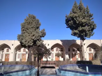 مهمانسرا جهانگردی نائین - نمای محوطه 