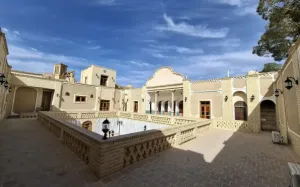 اقامتگاه بومگردی دیوان سالار نائین - نمای بیرونی 
