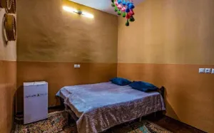 اقامتگاه بومگردی عمارت سرهنگ بادرود - اتاق 2 تخته (1 تخت 2 نفره)