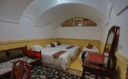 اقامتگاه سنتی باران آران و بیدگل - اتاق 4 تخته (1 تخت 2 نفره 2 تخت 1 نفره)