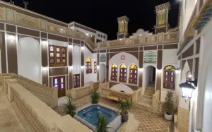 اقامتگاه سنتی عمارت شمسه آران و بیدگل - نمای محوطه 