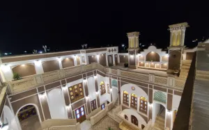 اقامتگاه سنتی عمارت شمسه آران و بیدگل - نمای محوطه