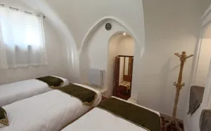 اقامتگاه سنتی عمارت شمسه آران و بیدگل - اتاق 3 تخته (3 تخت 1 نفره)
