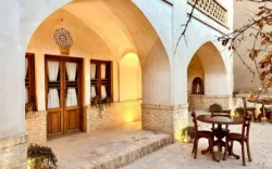 اقامتگاه سنتی سرای طاق چشمه آران و بیدگل - نمای محوطه 