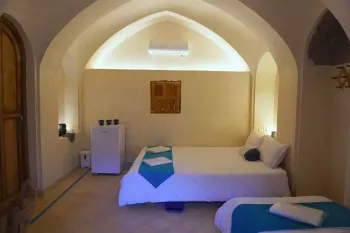 اقامتگاه سنتی سرای طاق چشمه آران و بیدگل - اتاق 3 تخته (1 تخت 2 نفره 1 تخت 1 نفره)