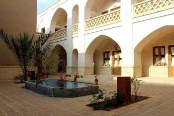 اقامتگاه سنتی سرای طاق چشمه آران و بیدگل - نمای محوطه 