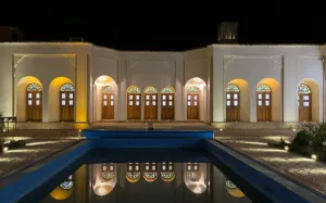 هتل بوتیک افصح الدوله بادرود - نمای محوطه 