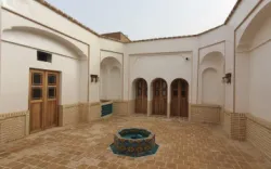 هتل بوتیک افصح الدوله بادرود - نمای محوطه 