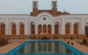 هتل بوتیک افصح الدوله بادرود - نمای محوطه 