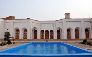 هتل بوتیک افصح الدوله بادرود - نمای محوطه 