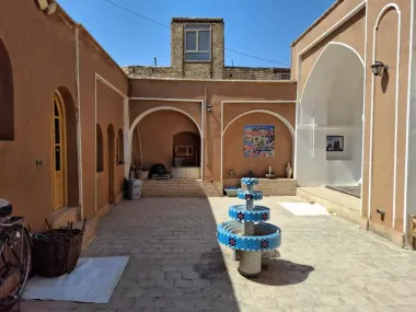 اقامتگاه بومگردی دیارنون نجف آباد - نمای محوطه 