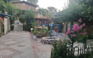 اقامتگاه بومگردی عموقدرت مینودشت - نمای محوطه 