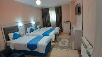 هتل عجم آزادشهر - اتاق 3 تخته (3 تخت 1 نفره)