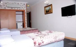 هتل جهانگردی میناب - اتاق 3 تخته (1 تخت 2 نفره 1 تخت 1 نفره)