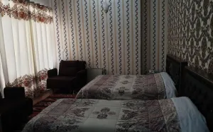هتل سنگسر مهدی شهر - اتاق 3 تخته (1 تخت 2 نفره 1 تخت 1 نفره)