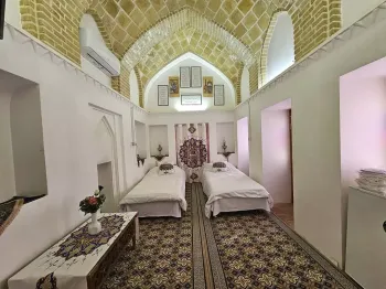 مجتمع گردشگری عمارت حاکم ساوه - اتاق 2 تخته (2 تخت 1 نفره)