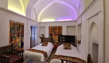 مجتمع گردشگری عمارت حاکم ساوه - اتاق 2 تخته (2 تخت 1 نفره)