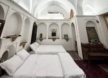 مجتمع گردشگری عمارت حاکم ساوه - اتاق 4 تخته (2 تخت 2 نفره)