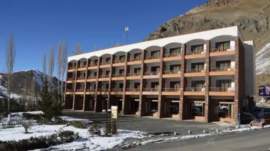 هتل جهانگردی دیزین - نمای بیرونی 
