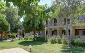 هتل جهانگردی بسطام - نمای بیرونی 