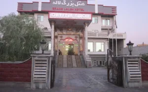 هتل لاله بناب - نمای بیرونی 