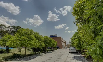 هتل جهانگردی فیروزآباد - نمای بیرونی 